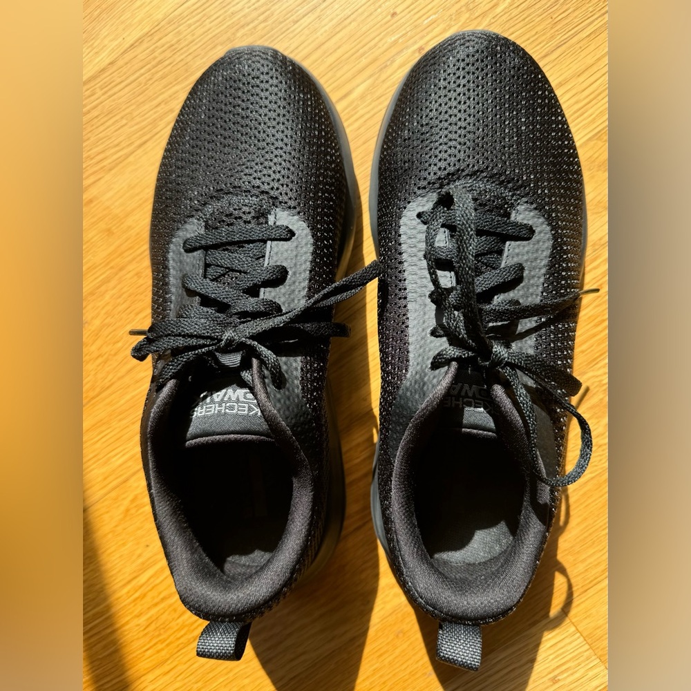 Skechers GoWalk MAX Walking shoe, men’s 7 XW, black. Like new!